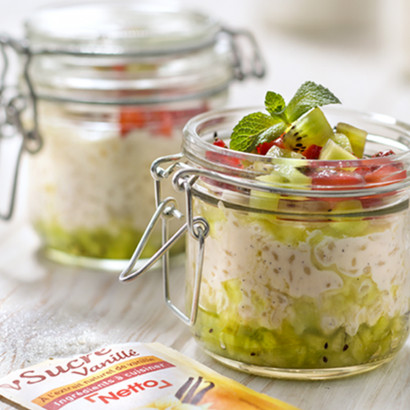 Pots de conserve avec du riz au lait kiwi-fraise